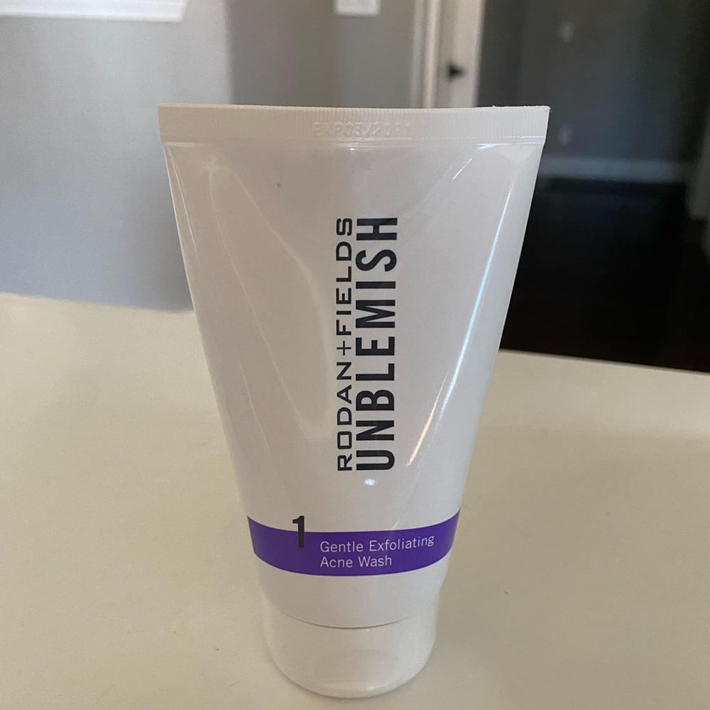 New RF Unblemish Gentle Exfoliating Wash